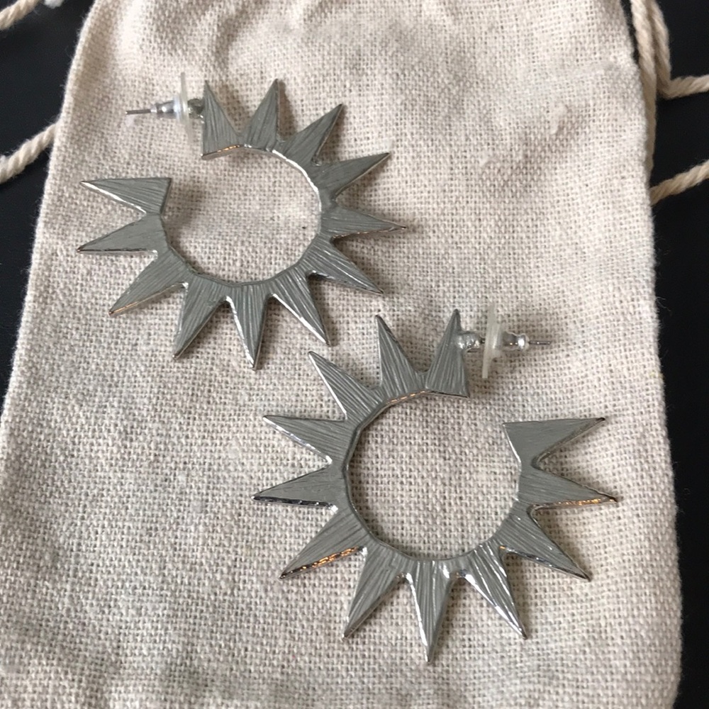 SILVER TONE DECORATIVE PIERCED EARRINGS